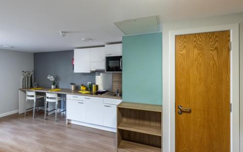 Kitchen, Affordable by ALTIDO Edinburgh in Broughton Kitchen, Affordable by ALTIDO Edinburgh in Broughton