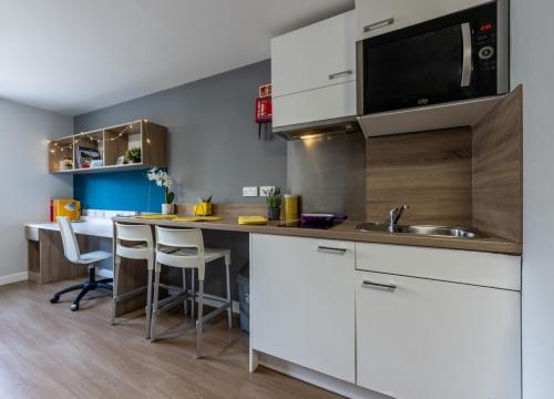 Kitchen, Affordable by ALTIDO Edinburgh in Broughton Kitchen, Affordable by ALTIDO Edinburgh in Broughton