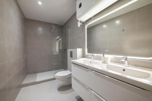 Bathroom, Appartement spacieux & paisible aux porte de Paris in Le Pre-Saint-Gervais Bathroom, Appartement spacieux & paisible aux porte de Paris in Le Pre-Saint-Gervais