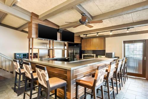 בר/טרקלין, Best Western Outlaw Inn in רוק ספרינגס(דבליו ואי) בר/טרקלין, Best Western Outlaw Inn in רוק ספרינגס(דבליו ואי)