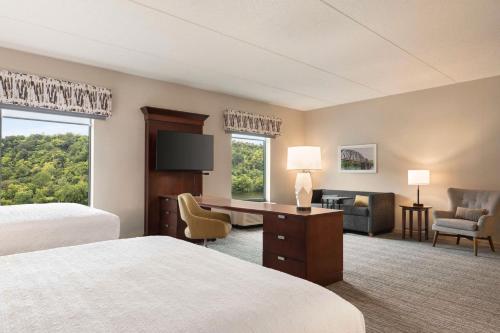 Hampton Inn & Suites Pittsburgh/Waterfront-West Homestead in West Homestead (PA) Hampton Inn & Suites Pittsburgh/Waterfront-West Homestead in West Homestead (PA)
