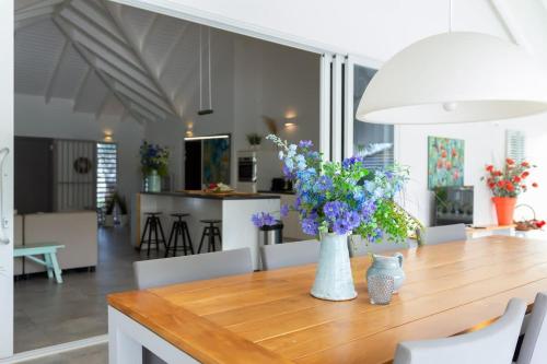 Villa Mistral - Luxurious 5 Bedrooms, Clean, New And Child-friendly That Is 5min Drive From The Beac in Jan Thiel Villa Mistral - Luxurious 5 Bedrooms, Clean, New And Child-friendly That Is 5min Drive From The Beac in Jan Thiel