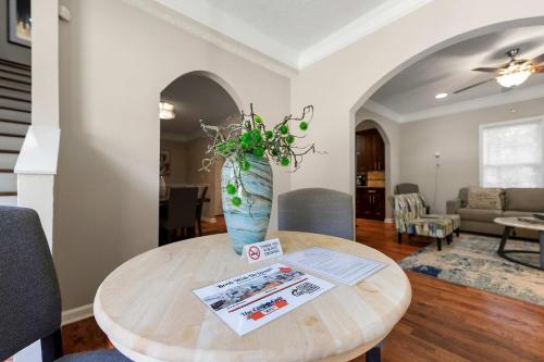 The Manor l 5-Bedrooms A Location Sleeps 12 in East Atlanta The Manor l 5-Bedrooms A Location Sleeps 12 in East Atlanta