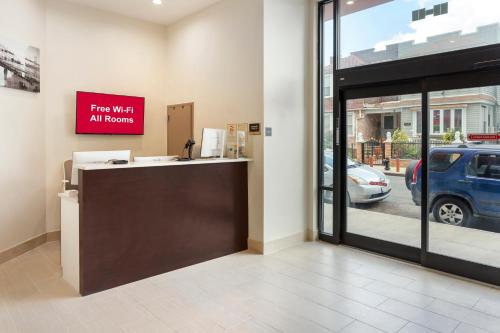 Előcsarnok, Red Roof PLUS+ Jamaica, NY - JFK Airport in JFK repülőtér Előcsarnok, Red Roof PLUS+ Jamaica, NY - JFK Airport in JFK repülőtér