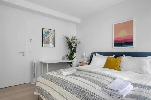 Stylish & Modern 2BR Downtown Apartment