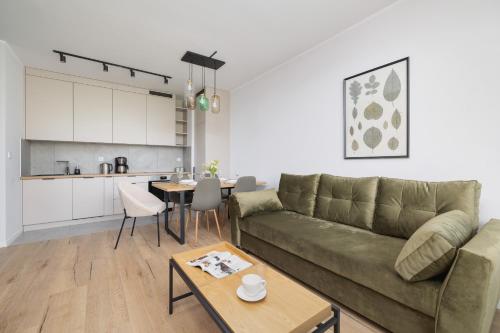Sala de estar / sala de TV, Stylowy Apartament z Dwiema Sypialniami Balkonem i Parkingiem by Noclegi Renters in Welnowiec Sala de estar / sala de TV, Stylowy Apartament z Dwiema Sypialniami Balkonem i Parkingiem by Noclegi Renters in Welnowiec