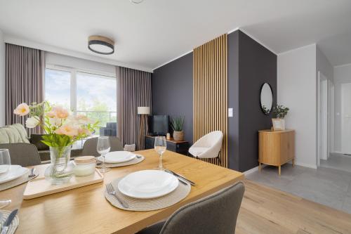 Sala de estar / sala de TV, Stylowy Apartament z Dwiema Sypialniami Balkonem i Parkingiem by Noclegi Renters in Welnowiec Sala de estar / sala de TV, Stylowy Apartament z Dwiema Sypialniami Balkonem i Parkingiem by Noclegi Renters in Welnowiec