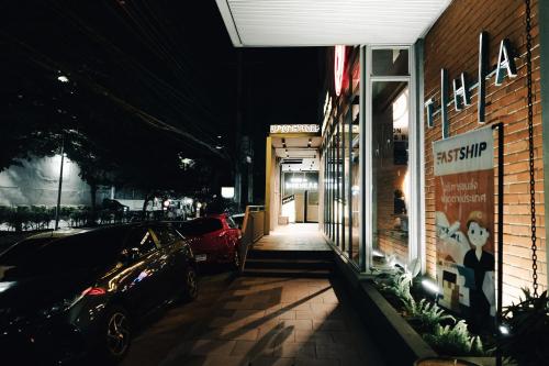 ทีเอชเอ ซิตี้ ลอฟท์ บาย ทีเอช ดิสทริคท์ (THA City Loft by TH District) near สถานีขนส่งเอกมัย ทีเอชเอ ซิตี้ ลอฟท์ บาย ทีเอช ดิสทริคท์ (THA City Loft by TH District) near สถานีขนส่งเอกมัย
