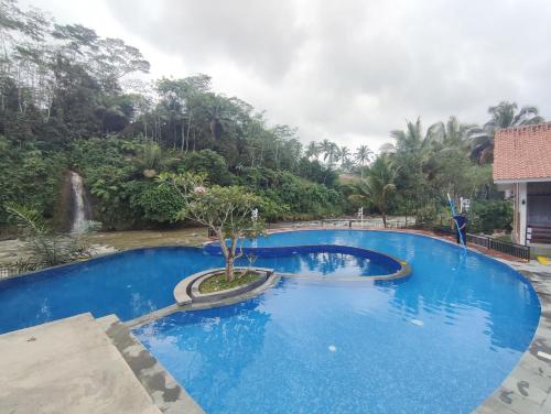 Swimming pool, Oemah Tahu Banjarnegara Resto and Resort Mitra RedDoorz in Banjarnegara Swimming pool, Oemah Tahu Banjarnegara Resto and Resort Mitra RedDoorz in Banjarnegara