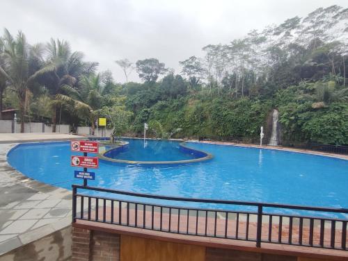 Swimming pool, Oemah Tahu Banjarnegara Resto and Resort Mitra RedDoorz in Banjarnegara Swimming pool, Oemah Tahu Banjarnegara Resto and Resort Mitra RedDoorz in Banjarnegara