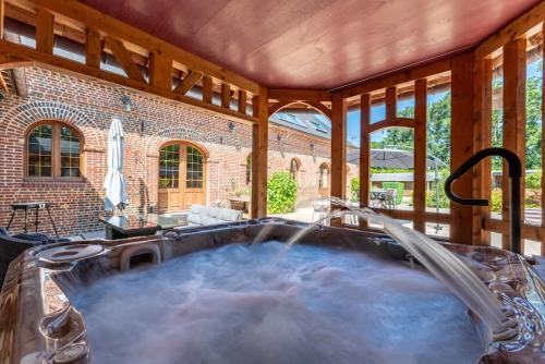 Piscine interieure, SPA et Jeux open for 15 guests in Theuville-aux-Maillots Piscine interieure, SPA et Jeux open for 15 guests in Theuville-aux-Maillots