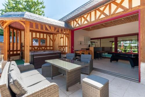 Piscine interieure, SPA et Jeux open for 15 guests in Theuville-aux-Maillots Piscine interieure, SPA et Jeux open for 15 guests in Theuville-aux-Maillots