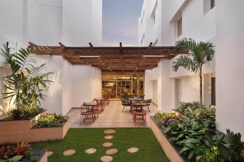 Restaurant, Holiday Inn Express Bengaluru Yeshwantpur By IHG in Rajajinagar Restaurant, Holiday Inn Express Bengaluru Yeshwantpur By IHG in Rajajinagar