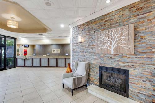 大堂, 凱隆酒店 - 阿什維爾機場 (Clarion Inn Asheville Airport) in 弗萊徹(NC) 大堂, 凱隆酒店 - 阿什維爾機場 (Clarion Inn Asheville Airport) in 弗萊徹(NC)