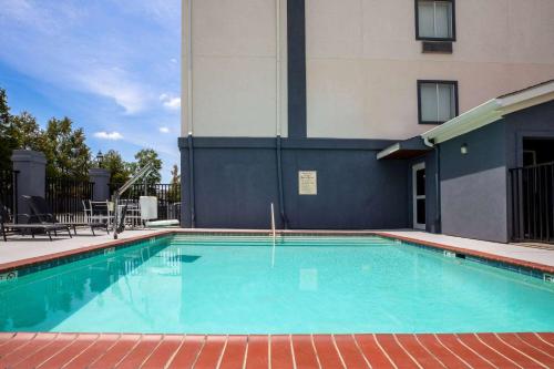 Swimming pool, Days Inn by Wyndham Baton Rouge/I-10 in Baton Rouge (LA) Swimming pool, Days Inn by Wyndham Baton Rouge/I-10 in Baton Rouge (LA)