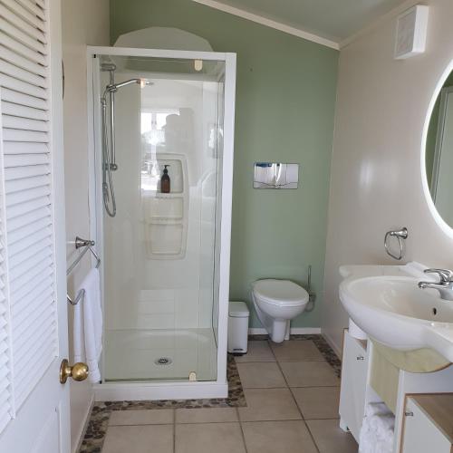 Bathroom, Oneroa Bay View Apartment in Oneroa Bathroom, Oneroa Bay View Apartment in Oneroa