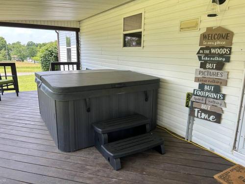 Hot tub, Grassy Meadow Getaway - HOT TUB! in Summersville (WV) Hot tub, Grassy Meadow Getaway - HOT TUB! in Summersville (WV)