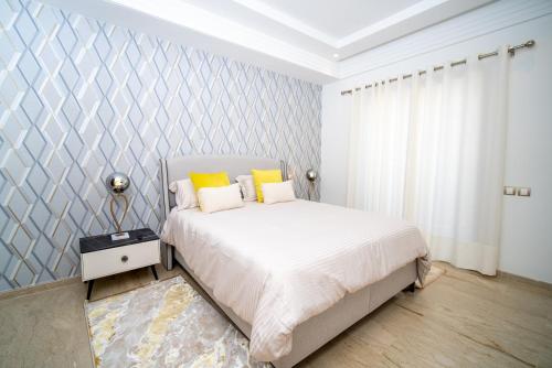 Welcome to Casa Luxe 3 King Beds Near CFC & Tram in 실 Welcome to Casa Luxe 3 King Beds Near CFC & Tram in 실