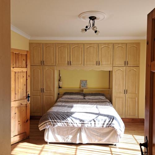 Spacious 6-Bed House 10 minutes from Knock Airport in Ballaghadereen Spacious 6-Bed House 10 minutes from Knock Airport in Ballaghadereen