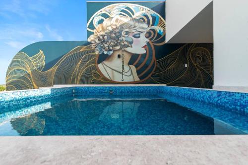 Penthouse with Pool and Chic Décor