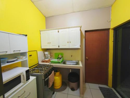 مطبخ, Hostal La Campana in سان ميجويل مطبخ, Hostal La Campana in سان ميجويل