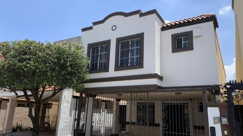 A szálláshely kívülről, Spacious 4-bedroom house in beautiful Ciudad General Escobedo with WiFi, AC in Cumbres A szálláshely kívülről, Spacious 4-bedroom house in beautiful Ciudad General Escobedo with WiFi, AC in Cumbres