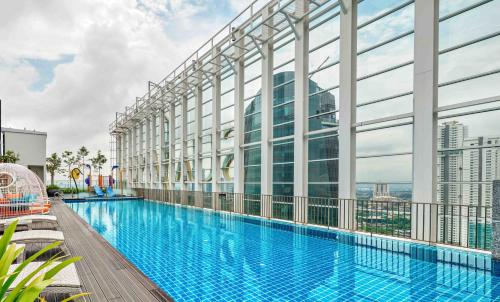 Swimming pool, Shama Suasana Johor Bahru (Formerly known as Suasana All Suites Hotels Johor Bahru) in Johor Bahru Swimming pool, Shama Suasana Johor Bahru (Formerly known as Suasana All Suites Hotels Johor Bahru) in Johor Bahru