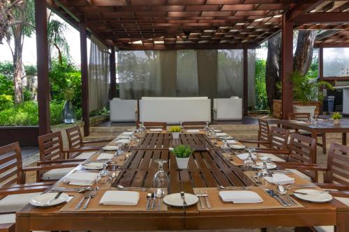 Restaurant, Sweetfield Manor Historic Inn in Saint James Restaurant, Sweetfield Manor Historic Inn in Saint James