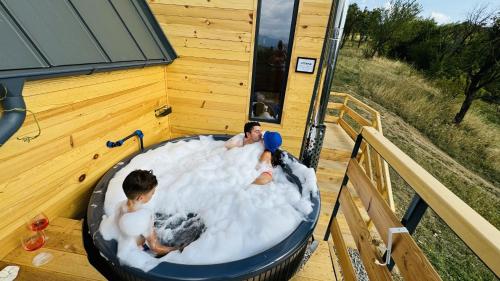 Pezsgőfürdő, IezerVenture Cabins - Bangkok in Valea Mare Pravat Pezsgőfürdő, IezerVenture Cabins - Bangkok in Valea Mare Pravat