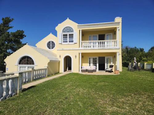 Sapphire Shoreline Villa in Southampton Sapphire Shoreline Villa in Southampton