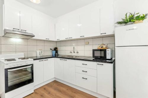 Spacious 1-Bedroom Apartment with Car Space in Fawkner Spacious 1-Bedroom Apartment with Car Space in Fawkner