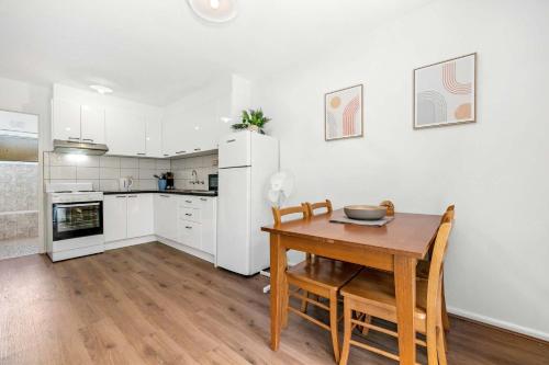 Spacious 1-Bedroom Apartment with Car Space in Fawkner Spacious 1-Bedroom Apartment with Car Space in Fawkner