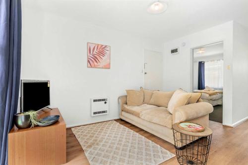 Spacious 1-Bedroom Apartment with Car Space in Fawkner Spacious 1-Bedroom Apartment with Car Space in Fawkner