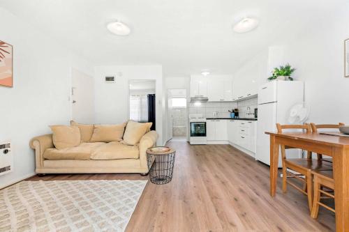 Spacious 1-Bedroom Apartment with Car Space in Fawkner Spacious 1-Bedroom Apartment with Car Space in Fawkner