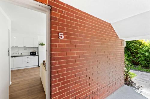 Spacious 1-Bedroom Apartment with Car Space in Fawkner Spacious 1-Bedroom Apartment with Car Space in Fawkner
