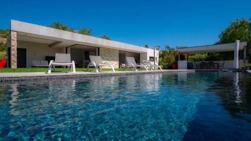 Villa contemporaine classée 5 étoiles avec piscine Antibes