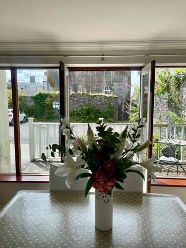 Elegant Townhouse steps from historic Birr Castle in Birr Elegant Townhouse steps from historic Birr Castle in Birr