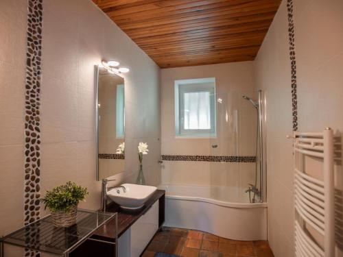 Bathroom, Fond de Bacquey in Noaillan Bathroom, Fond de Bacquey in Noaillan