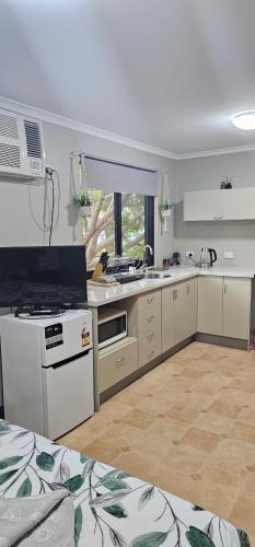 Κουζίνα, Almost Off Grid Tranquillity in Κατρίν Κουζίνα, Almost Off Grid Tranquillity in Κατρίν