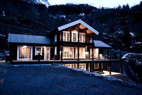 Tømmerhus i Geiranger Sentrum med panorama utsikt in Stranda Tømmerhus i Geiranger Sentrum med panorama utsikt in Stranda