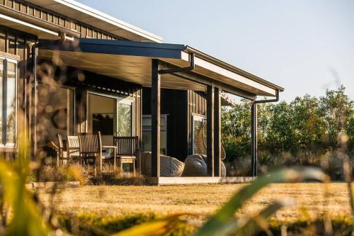 Modern and spacious with river and vineyard views in มาราเอคากาโฮ Modern and spacious with river and vineyard views in มาราเอคากาโฮ