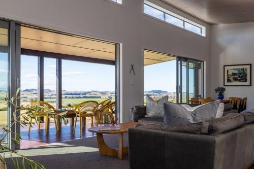 Modern and spacious with river and vineyard views in มาราเอคากาโฮ Modern and spacious with river and vineyard views in มาราเอคากาโฮ