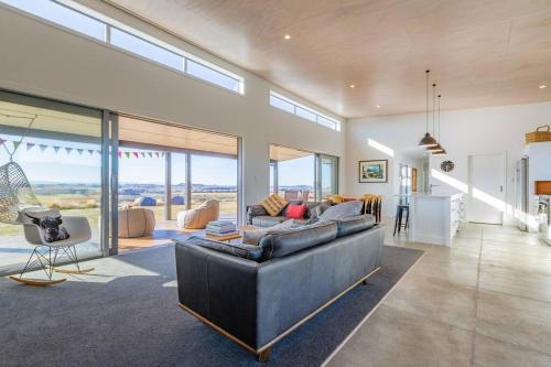 Modern and spacious with river and vineyard views in มาราเอคากาโฮ Modern and spacious with river and vineyard views in มาราเอคากาโฮ