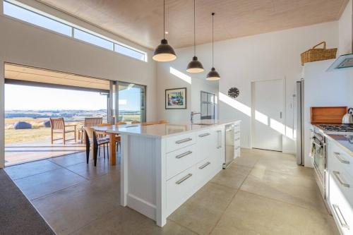 Modern and spacious with river and vineyard views in มาราเอคากาโฮ Modern and spacious with river and vineyard views in มาราเอคากาโฮ