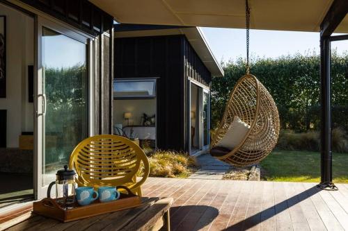 Modern and spacious with river and vineyard views in มาราเอคากาโฮ Modern and spacious with river and vineyard views in มาราเอคากาโฮ