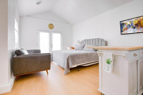 Cozy Private Studio in Granada Hills Near CSUN, Universal in Santa Clarita Cozy Private Studio in Granada Hills Near CSUN, Universal in Santa Clarita