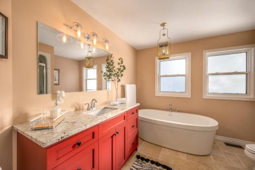 Point Of View I 55 SmartTV I Riverside I Sleeps 5 in Bancroft (ON) Point Of View I 55 SmartTV I Riverside I Sleeps 5 in Bancroft (ON)