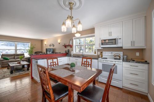 Point Of View I 55 SmartTV I Riverside I Sleeps 5 in Bancroft (ON) Point Of View I 55 SmartTV I Riverside I Sleeps 5 in Bancroft (ON)