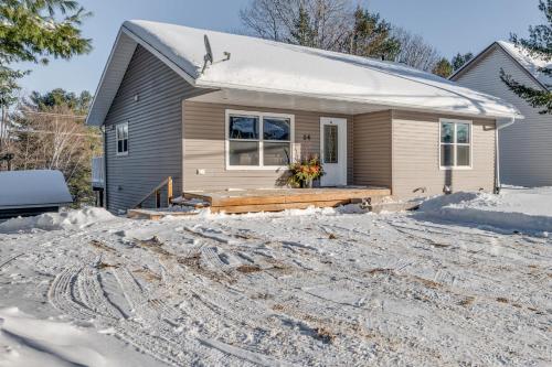 Point Of View I 55 SmartTV I Riverside I Sleeps 5 in Bancroft (ON) Point Of View I 55 SmartTV I Riverside I Sleeps 5 in Bancroft (ON)