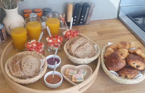 Food and beverages, Maison d'hotes La Bastide de Patou, Suite de 2 a 6 personnes in Chateau-Gombert Food and beverages, Maison d'hotes La Bastide de Patou, Suite de 2 a 6 personnes in Chateau-Gombert
